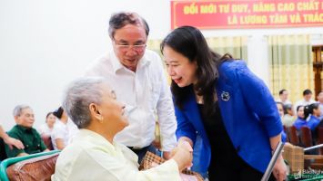 Phó Chủ tịch nước Võ Thị Ánh Xuân thăm, tặng quà thương, bệnh binh tại Nghệ An