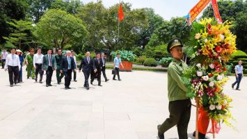 Chủ tịch Quốc hội Vương Đình Huệ dâng hương tại Khu Di tích đặc biệt Kim Liên