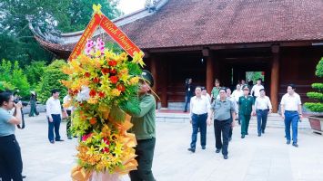 Thủ tướng Phạm Minh Chính dâng hương tại Khu Di tích Kim Liên và Truông Bồn