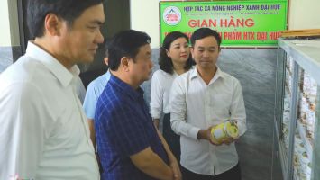 Bộ trưởng Bộ NN&PTNT tham quan mô hình sản xuất sản phẩm OCOP tại huyện Nam Đàn