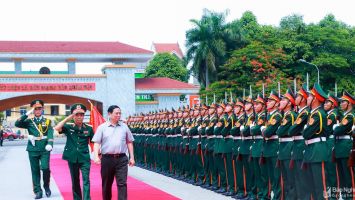 Thủ tướng Phạm Minh Chính thăm, làm việc tại Bộ Tư lệnh Quân khu 4