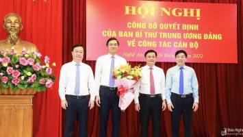 Trao quyết định chuẩn y đồng chí Hoàng Nghĩa Hiếu giữ chức Phó Bí thư Tỉnh ủy Nghệ An