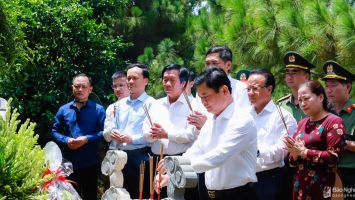 Lãnh đạo tỉnh Nghệ An dâng hương tưởng niệm Đại tướng Võ Nguyên Giáp tại Quảng Bình