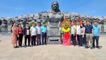 Ban Pháp chế dâng hoa, dâng hương tại Quần thể Tượng đài mẹ Việt Nam anh hùng tại tỉnh Quảng Nam