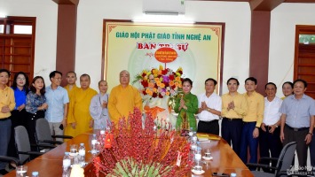 Ủy ban Mặt trận Tổ quốc tỉnh Nghệ An chúc mừng Ban Trị sự Giáo hội Phật giáo nhân dịp lễ Vu Lan