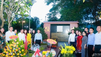 Lãnh đạo tỉnh Nghệ An dâng hương tưởng niệm đồng chí Lê Hồng Phong tại Nghĩa trang Hàng Dương (Côn Đảo)