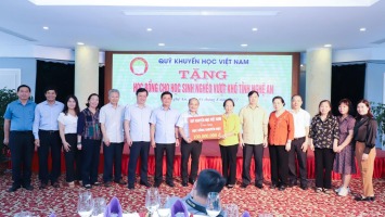 Quỹ Khuyến học Việt Nam tặng học bổng cho học sinh nghèo vượt khó tỉnh Nghệ An