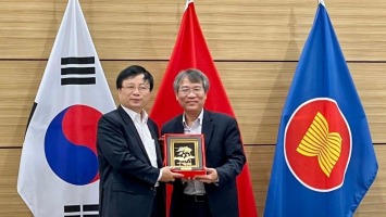 Đoàn công tác Nghệ An thăm và làm việc với Đại sứ quán Việt Nam tại Hàn Quốc