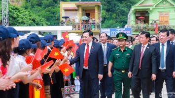 Chủ tịch Quốc hội đánh trống khai giảng tại trường học vùng cao, biên giới Nghệ An