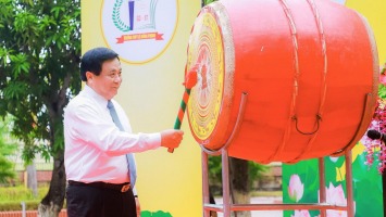 Đồng chí Nguyễn Xuân Thắng đánh trống khai giảng năm học mới tại quê hương Tổng Bí thư Lê Hồng Phong