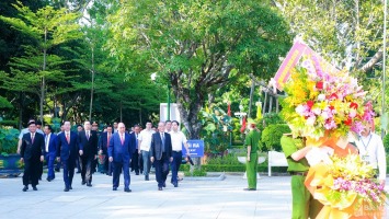 Chủ tịch nước Nguyễn Xuân Phúc và đoàn đại biểu Trung ương, tỉnh Nghệ An dâng hoa tưởng niệm Chủ tịch Hồ Chí Minh