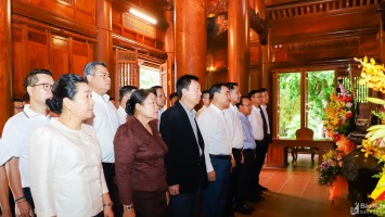 Văn phòng Phủ Thủ tướng Lào và Văn phòng Chính phủ Việt Nam dâng hương tưởng niệm Chủ tịch Hồ Chí Minh