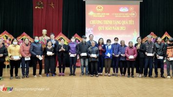 Đoàn đại biểu Quốc hội tỉnh tặng quà Tết cho hộ nghèo tại Anh Sơn