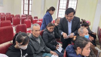 Phó Chủ tịch HĐND tỉnh Nguyễn Như Khôi trao quà Tết hộ nghèo tại Quỳ Hợp