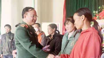 Đoàn Đại biểu Quốc hội tỉnh Nghệ An trao quà Tết cho người nghèo huyện Nghĩa Đàn và Tân Kỳ