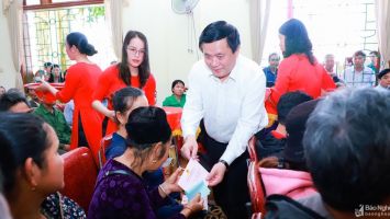 Đồng chí Nguyễn Xuân Thắng thăm, chúc Tết các gia đình có hoàn cảnh khó khăn tại Thanh Chương