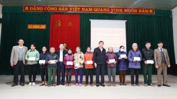 Đại biểu Quốc hội Thái Văn Thành trao quà, chúc Tết người nghèo tại thành phố Vinh và huyện Nam Đàn