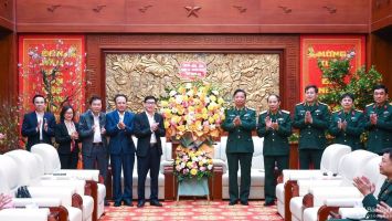 Phó Bí thư Thường trực Tỉnh ủy Nghệ An thăm, chúc Tết Quân khu 4