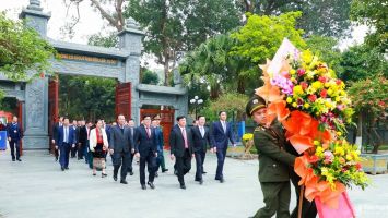 Lãnh đạo tỉnh Nghệ An dâng hoa, dâng hương tưởng niệm Chủ tịch Hồ Chí Minh và Tổng Bí thư Lê Hồng Phong