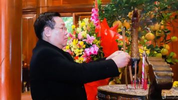 Đồng chí Vương Đình Huệ dâng hương tưởng niệm Chủ tịch Hồ Chí Minh