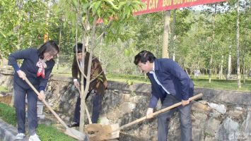 Đoàn đại biểu Quốc hội và HĐND tỉnh trồng cây đầu Xuân tại Khu mộ bà Hoàng Thị Loan