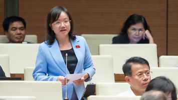 Đại biểu Quốc hội Thái Thị An Chung đề cập đến việc hạ độ tuổi của người lái xe gắn máy