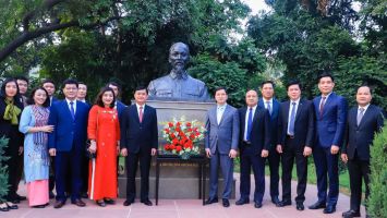 Bí thư Tỉnh ủy Thái Thanh Quý và đoàn đại biểu cấp cao tỉnh Nghệ An dâng hoa tại tượng Chủ tịch Hồ Chí Minh ở Thủ đô New Delhi, Ấn Độ