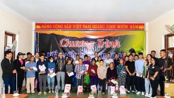 Trao quà cho học sinh và hộ gia đình nghèo tại xã Nga My, Tương Dương