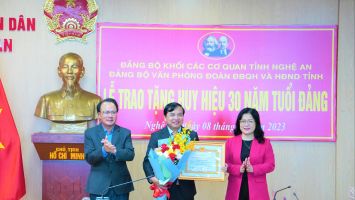 Đảng bộ Văn phòng Đoàn ĐBQH và HĐND tỉnh: Trao Huy hiệu 30 năm tuổi Đảng cho đảng viên