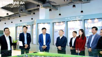 Thứ trưởng Bộ Ngoại giao cùng 15 đại sứ thăm, làm việc tại các khu công nghiệp WHA và VSIP Nghệ An