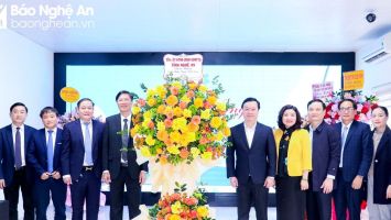 Chủ tịch UBND tỉnh Nguyễn Đức Trung chúc mừng các đơn vị y tế nhân ngày Thầy thuốc Việt Nam