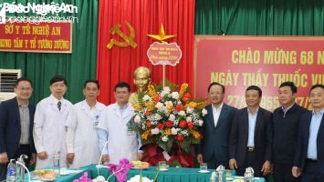 Phó Chủ tịch Thường trực HĐND tỉnh chúc mừng các đơn vị y tế Kỳ Sơn, Tương Dương nhân ngày 27/2