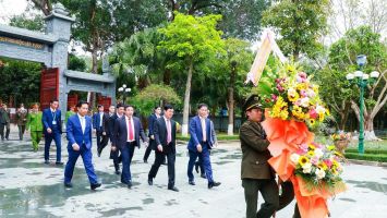 Trưởng Ban Kinh tế Trung ương Trần Tuấn Anh dâng hoa, dâng hương tưởng niệm Chủ tịch Hồ Chí Minh
