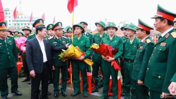 Lãnh đạo Bộ Quốc phòng và Bí thư Tỉnh ủy Nghệ An động viên, tiễn 144 công dân thành phố Vinh lên đường nhập ngũ
