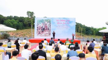 Lãnh đạo tỉnh Nghệ An trồng cây đầu Xuân tại khuôn viên Đền thờ gia tiên Chủ tịch Hồ Chí Minh