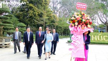 Đại sứ Ấn Độ dâng hương tại Khu Di tích Quốc gia đặc biệt Kim Liên