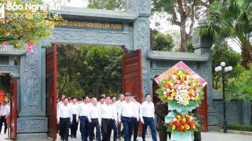 Lớp bồi dưỡng các Ủy viên dự khuyết Ban Chấp hành Trung ương Đảng dâng hương tưởng niệm Chủ tịch Hồ Chí Minh