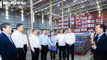 Các đồng chí Ủy viên dự khuyết Ban Chấp hành Trung ương Đảng khảo sát chuỗi dự án nông nghiệp ứng dụng công nghệ cao tại huyện Nghĩa Đàn