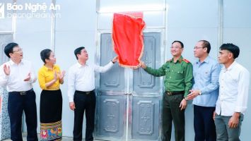 Bí thư Tỉnh ủy Nghệ An bàn giao những căn nhà đầu tiên trong chương trình hỗ trợ xây dựng nhà cho người nghèo, người có khó khăn về nhà ở
