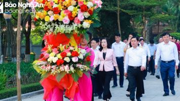 Bộ trưởng Bộ Y tế Đào Hồng Lan dâng hoa, dâng hương tại Khu Di tích Kim Liên