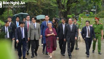 Cựu Tổng thống Chile dâng hoa, dâng hương tưởng niệm Chủ tịch Hồ Chí Minh tại Khu Di tích Kim Liên