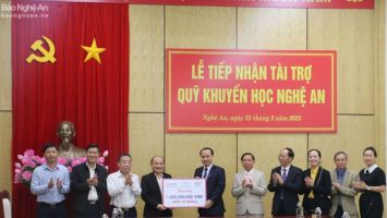 Các doanh nghiệp, cá nhân ủng hộ 2 tỷ đồng cho Quỹ Khuyến học Nghệ An