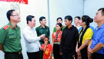 Chủ tịch UBND tỉnh bàn giao nhà cho người nghèo tại xã biên giới Tri Lễ, Quế Phong