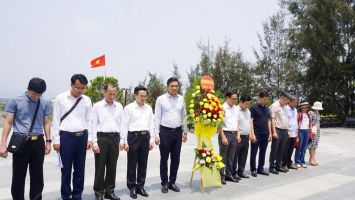 Lãnh đạo tỉnh Nghệ An dâng hoa tưởng niệm các chiến sĩ Gạc Ma