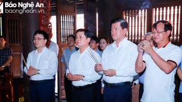 Lãnh đạo tỉnh Đồng Nai dâng hương tưởng niệm Hoàng đế Quang Trung và Đại thi hào Nguyễn Du