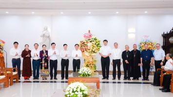 Lãnh đạo tỉnh Nghệ An chúc mừng thành công Hội nghị thường niên của Hội đồng Giám mục Việt Nam, khánh thành Trung tâm Mục vụ Giáo phận Vinh