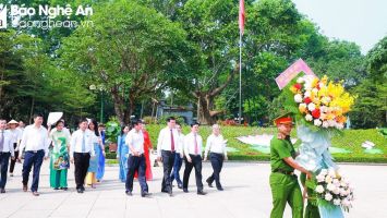 Lãnh đạo tỉnh Đồng Nai dâng hoa, dâng hương tưởng niệm Chủ tịch Hồ Chí Minh