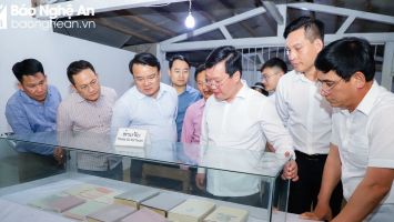 Lãnh đạo tỉnh Nghệ An thăm và chúc Tết Bunpimay tại Lào