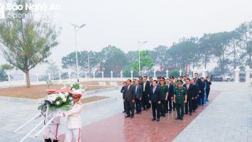 Đoàn đại biểu tỉnh Nghệ An dâng hương tưởng niệm các Anh hùng liệt sĩ hy sinh trên đất bạn Lào