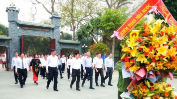 Đoàn công tác Kiểm toán Nhà nước và lãnh đạo các tỉnh dâng hương tưởng niệm Chủ tịch Hồ Chí Minh